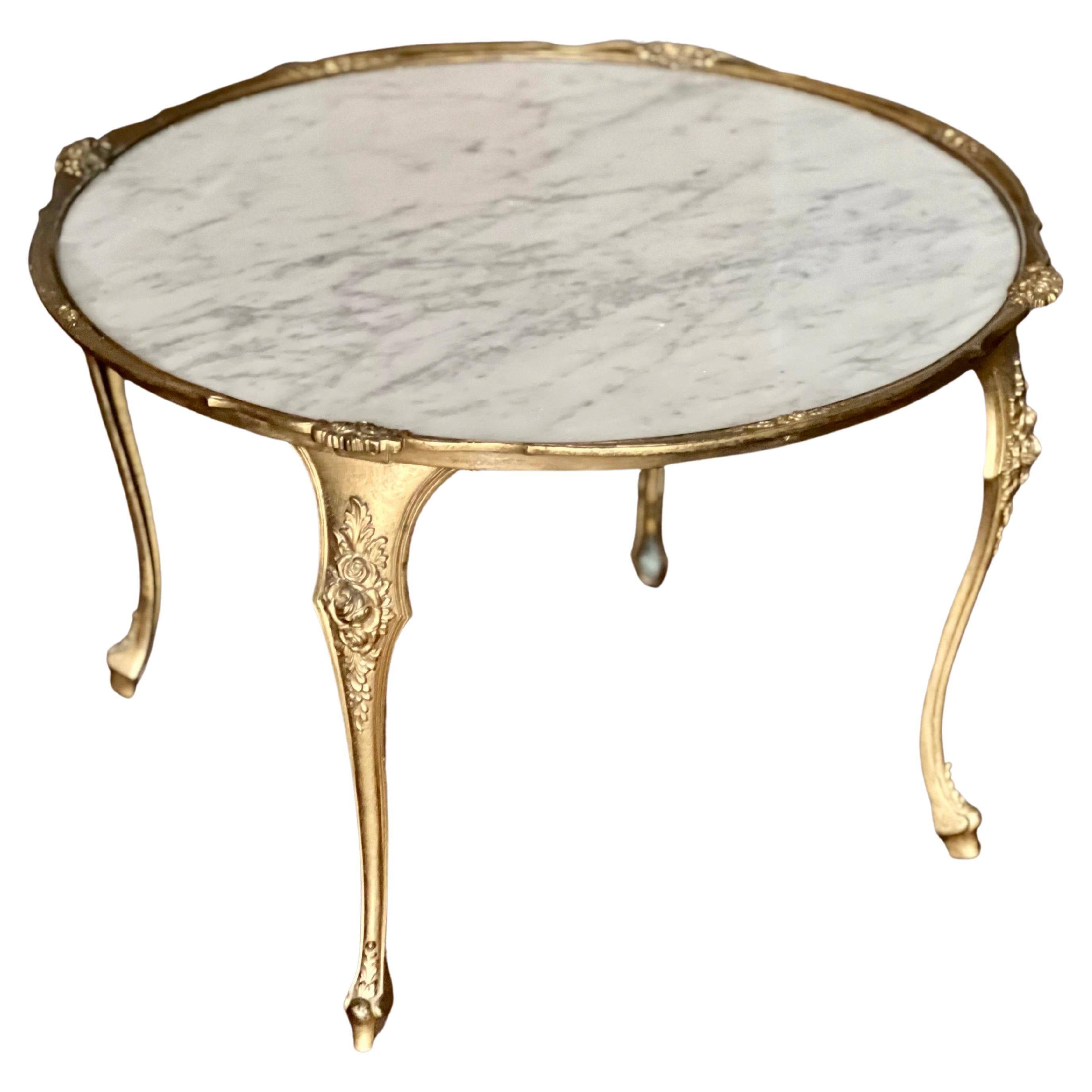 Table basse ou d'appoint française de style Empire en laiton massif et plateau en marbre de Carrare