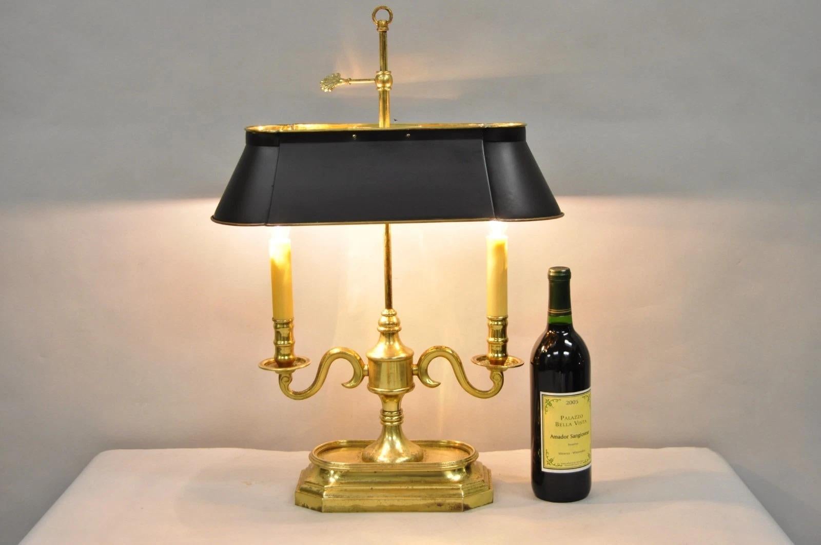Lampe de bureau de style Empire en laiton avec abat-jour en tôle noire. Circa Late 20th Century. Dimensions : 24,5