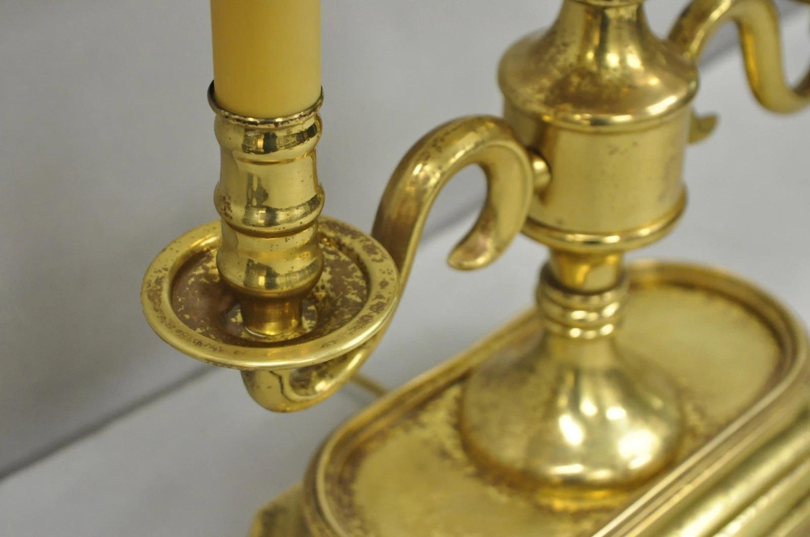 20ième siècle Lampe de bureau Bouillotte en laiton avec abat-jour en tôle. en vente