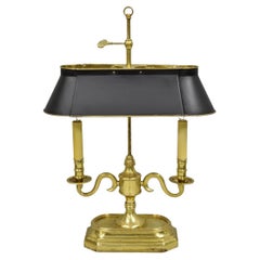 Lampe de bureau Bouillotte en laiton avec abat-jour en tôle.