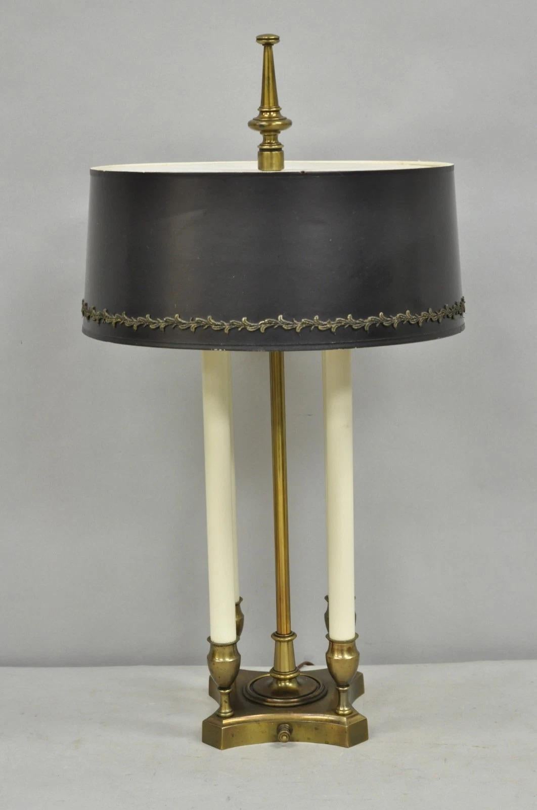 Lámpara de Sobremesa Bouillotte de Latón Estilo Imperio Francés Vintage. Mediados del siglo XX. Medidas: 25