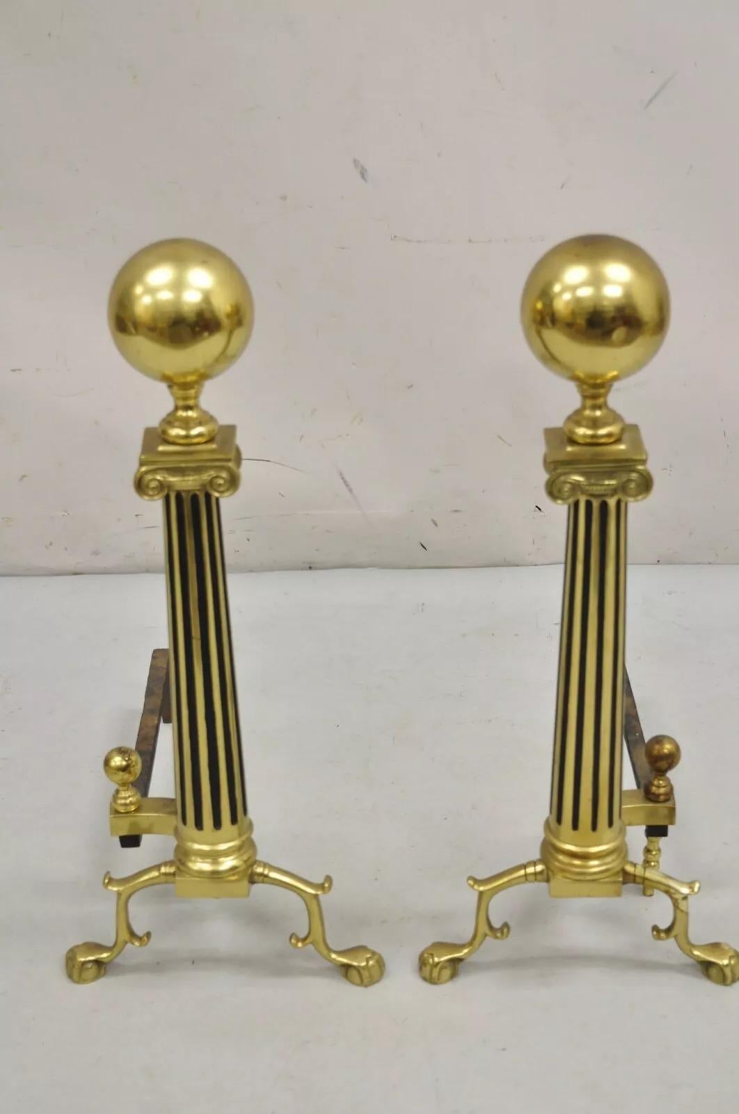 Androni d'epoca in ottone a forma di colonna a palla di cannone con piede a ramo - una coppia. Circa metà del XX secolo. Misure: 24