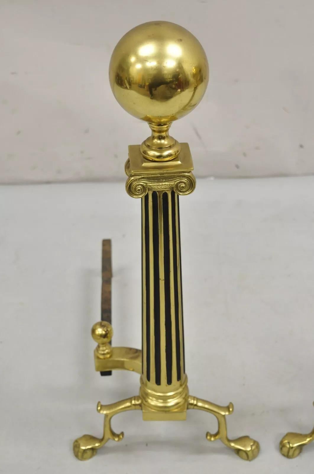Stile impero Vintage francese in stile Impero, colonna a palla di cannone in ottone con piede a ramo Andirons in vendita