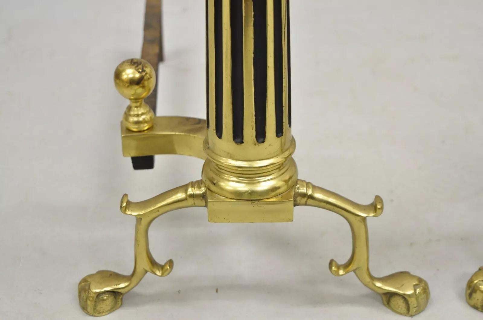 XX secolo Vintage francese in stile Impero, colonna a palla di cannone in ottone con piede a ramo Andirons in vendita
