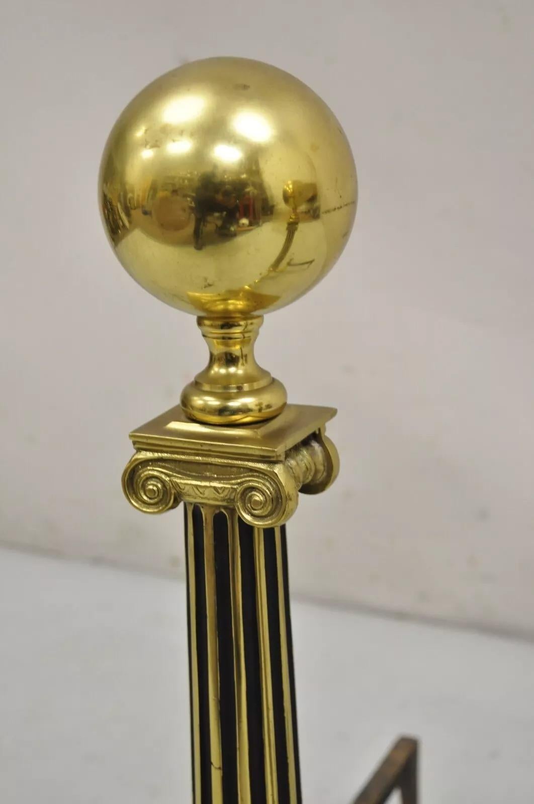 Ottone Vintage francese in stile Impero, colonna a palla di cannone in ottone con piede a ramo Andirons in vendita