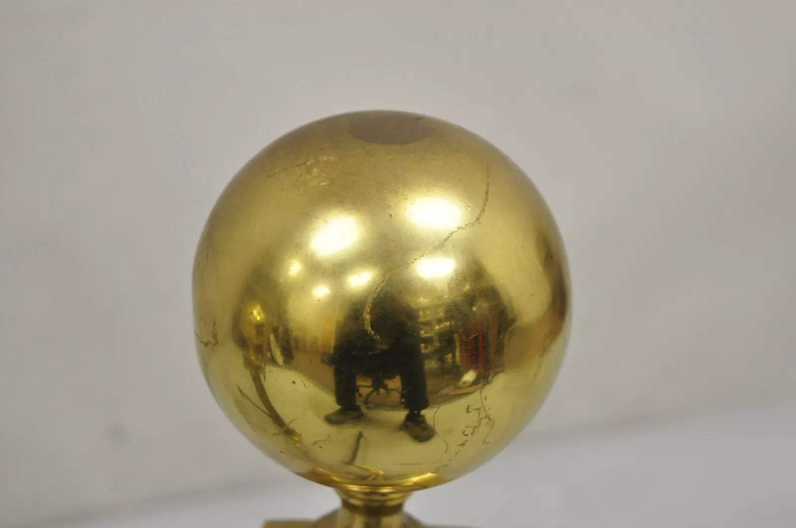 Vintage francese in stile Impero, colonna a palla di cannone in ottone con piede a ramo Andirons in vendita 1