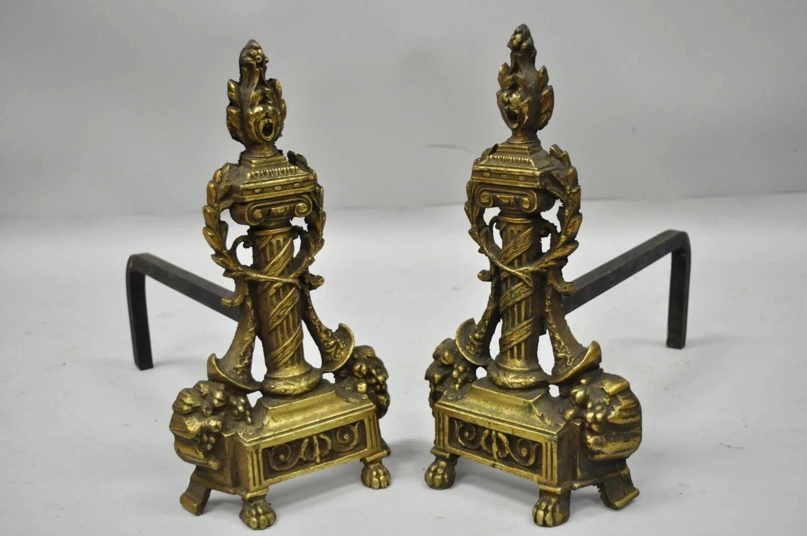 Andirones vintage de latón estilo Imperio francés con columna y remate de llama de 13
