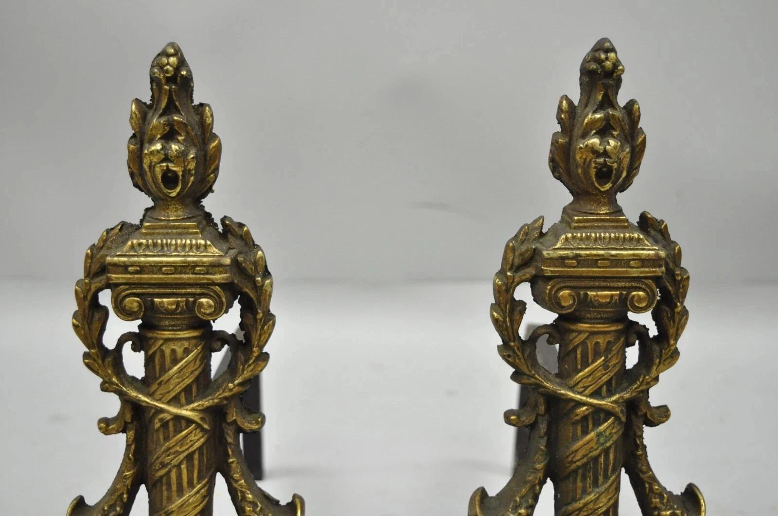 Andirones vintage de latón estilo Imperio francés con columna y remate de llama de 13