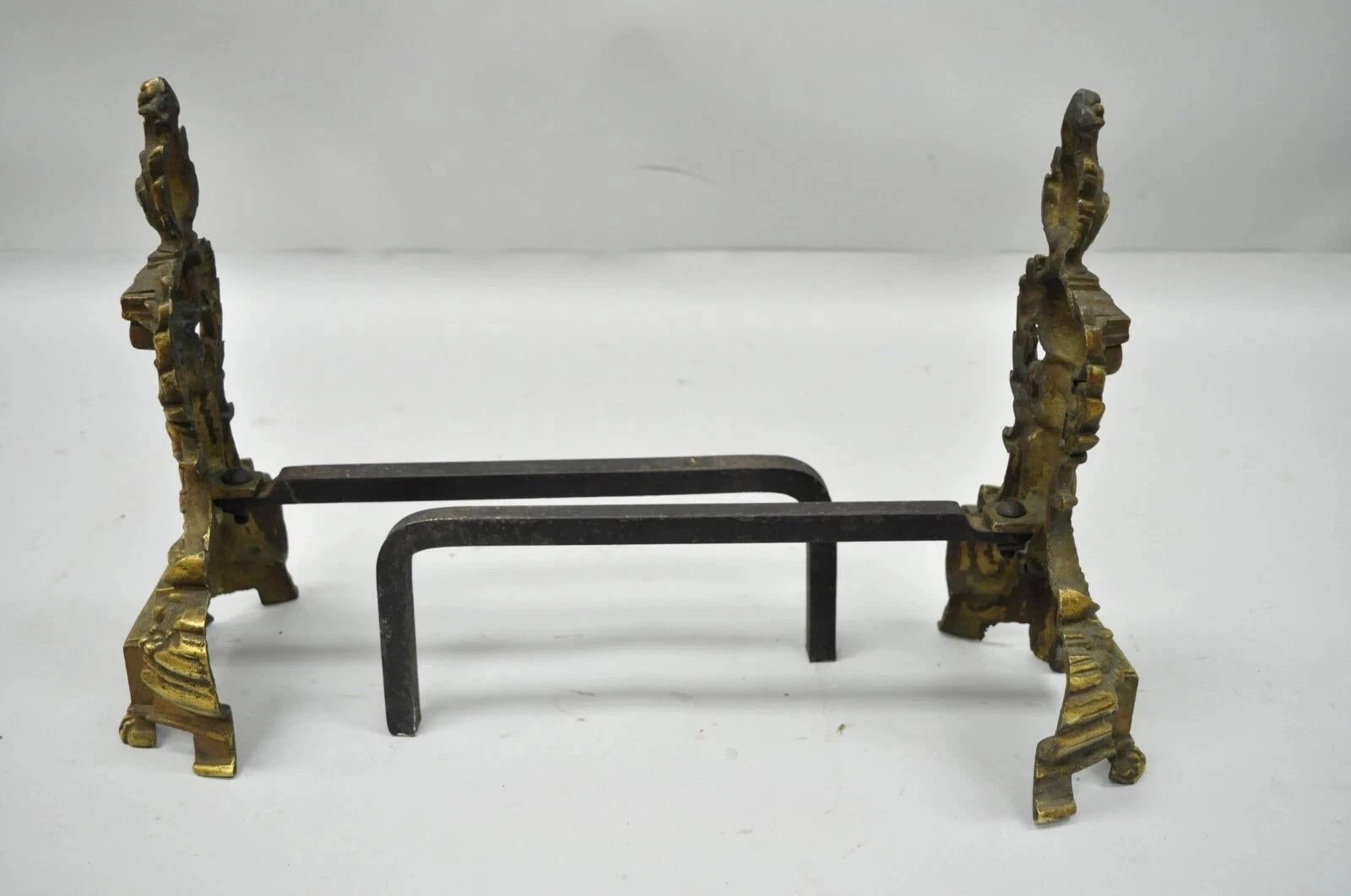 Andirones vintage de latón estilo Imperio francés con columna y remate de llama de 13