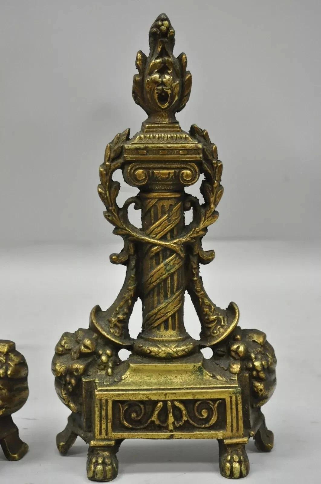 Andirones vintage de latón estilo Imperio francés con columna y remate de llama de 13