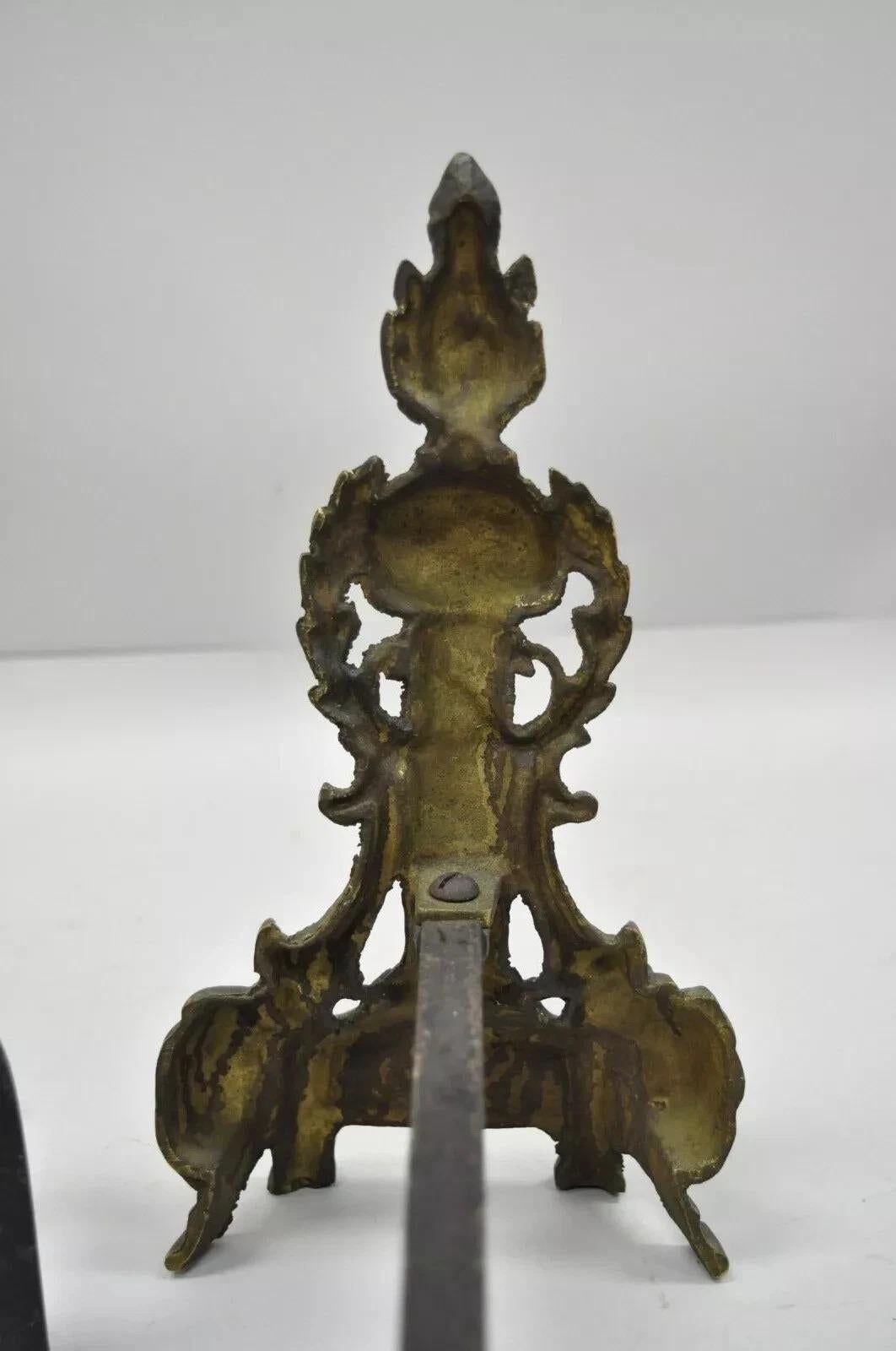 Andirones vintage de latón estilo Imperio francés con columna y remate de llama de 13