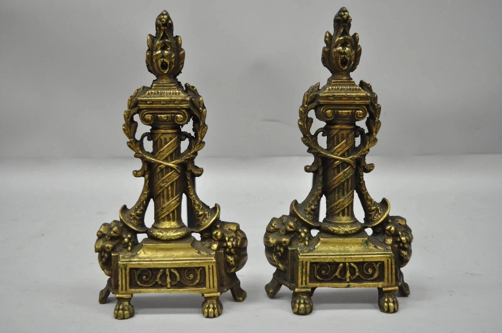 Andirones vintage de latón estilo Imperio francés con columna y remate de llama de 13