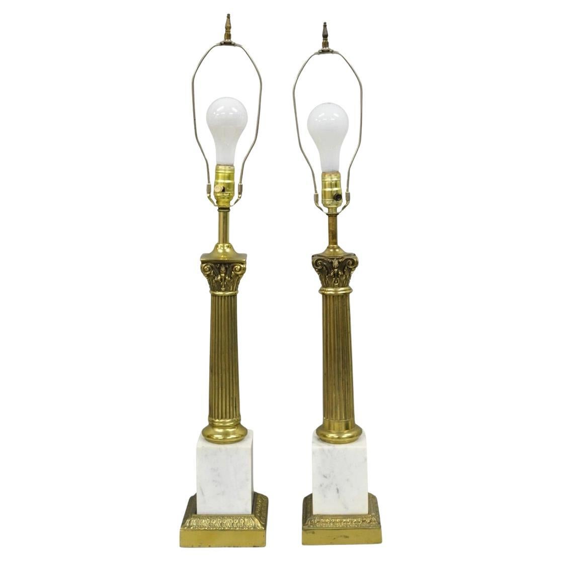Pareja de Lámparas de Sobremesa de Columna Corintia de Latón con Base de Mármol de Estilo Imperio Francés Vintage