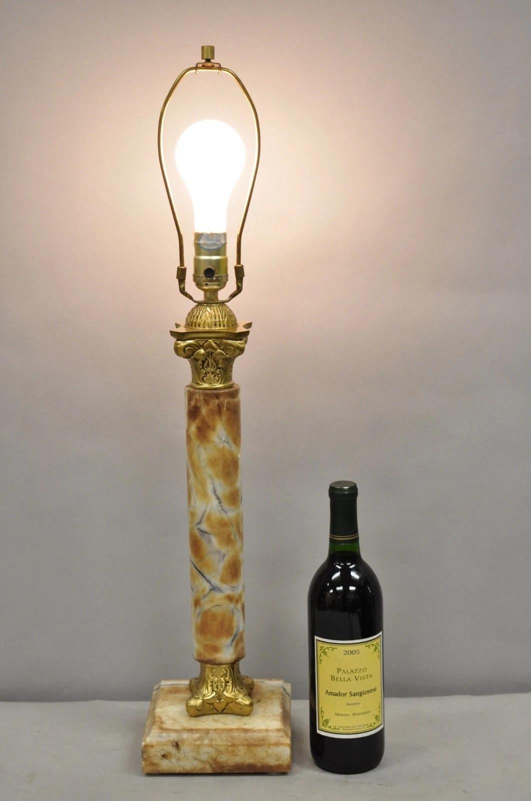 Lampada da tavolo in ottone con colonna corinzia in marmo marrone in stile impero francese vintage. Circa alla fine del XX secolo. Misure: 28