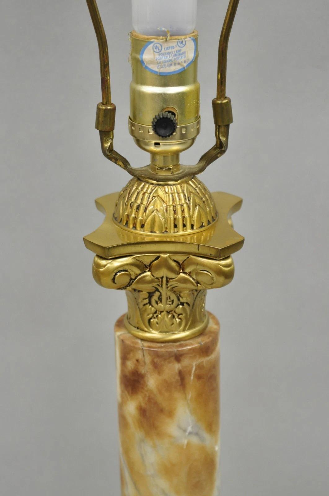 Sconosciuto Lampada da tavolo d'epoca in stile impero francese con colonna corinzia in marmo marrone e ottone in vendita