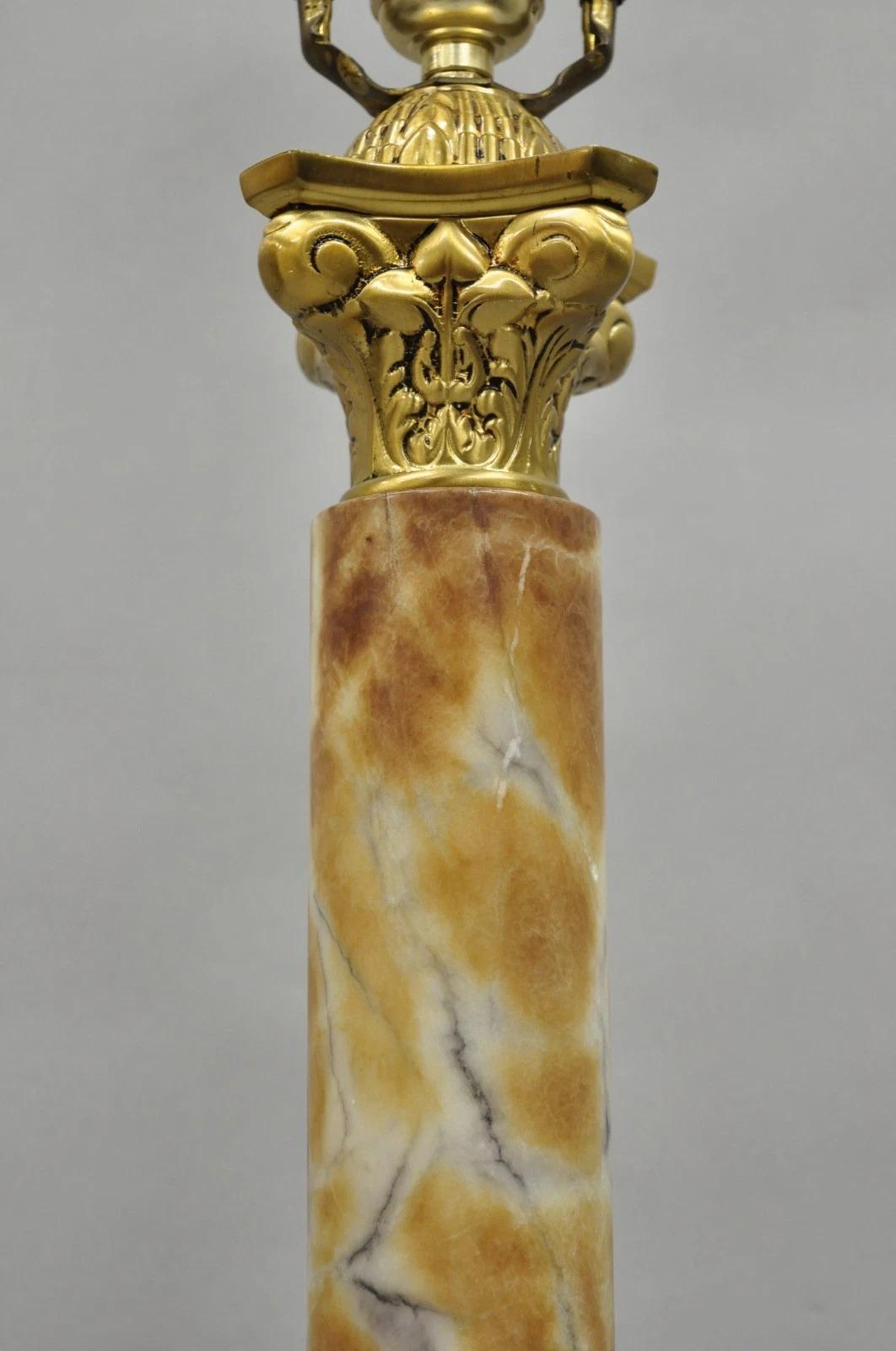 Lampada da tavolo d'epoca in stile impero francese con colonna corinzia in marmo marrone e ottone In condizioni buone in vendita a Philadelphia, PA