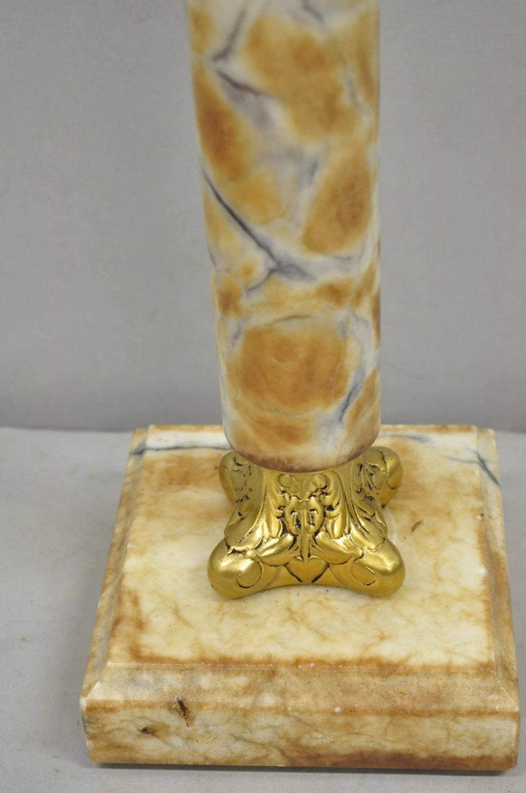 Ottone Lampada da tavolo d'epoca in stile impero francese con colonna corinzia in marmo marrone e ottone in vendita
