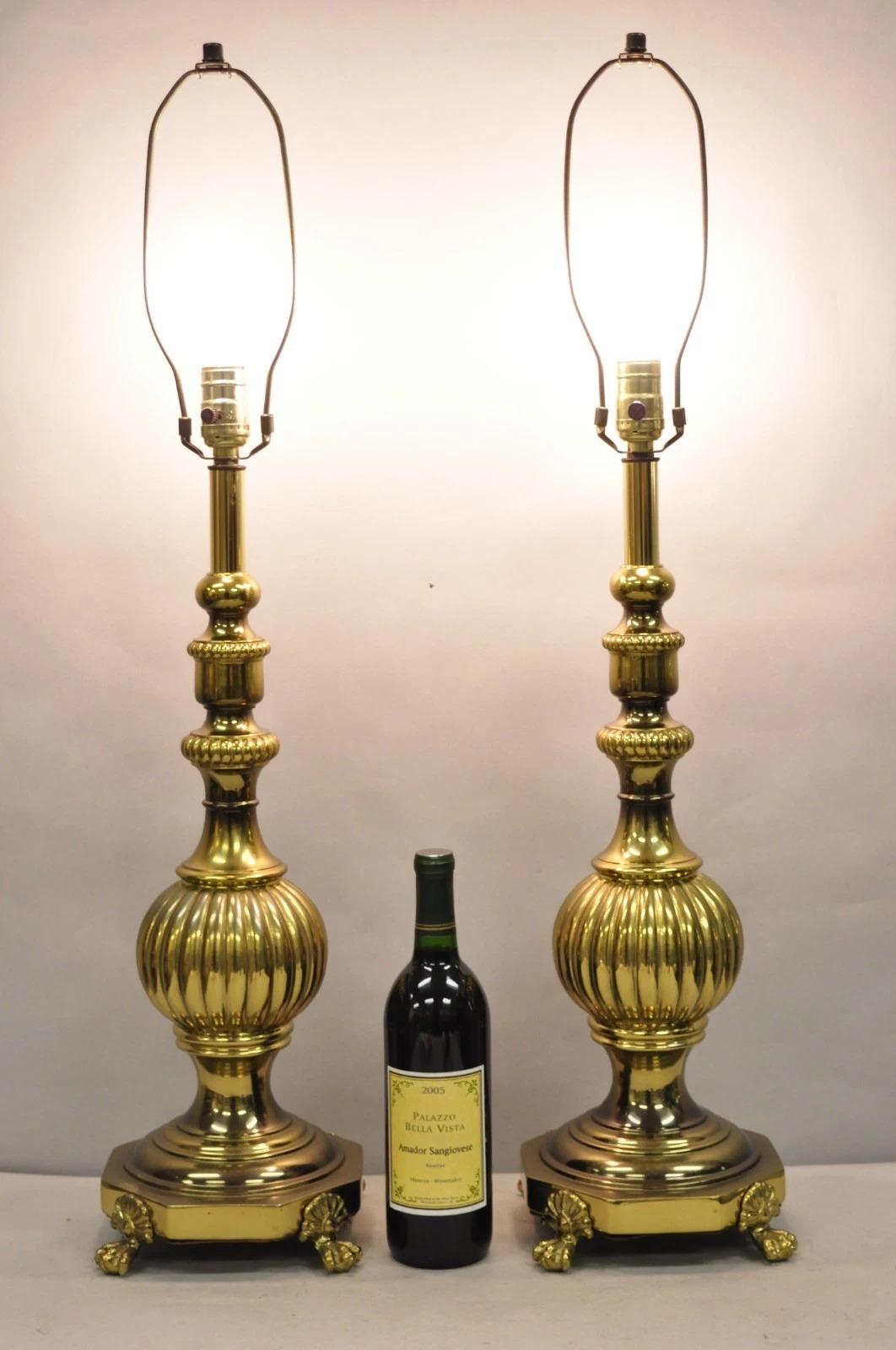 Paire de lampes de table vintage en laiton bruni à colonne et pied de patte, de style Empire, attribuées à Stiffel. Circa Late 20th Century. Dimensions : 34