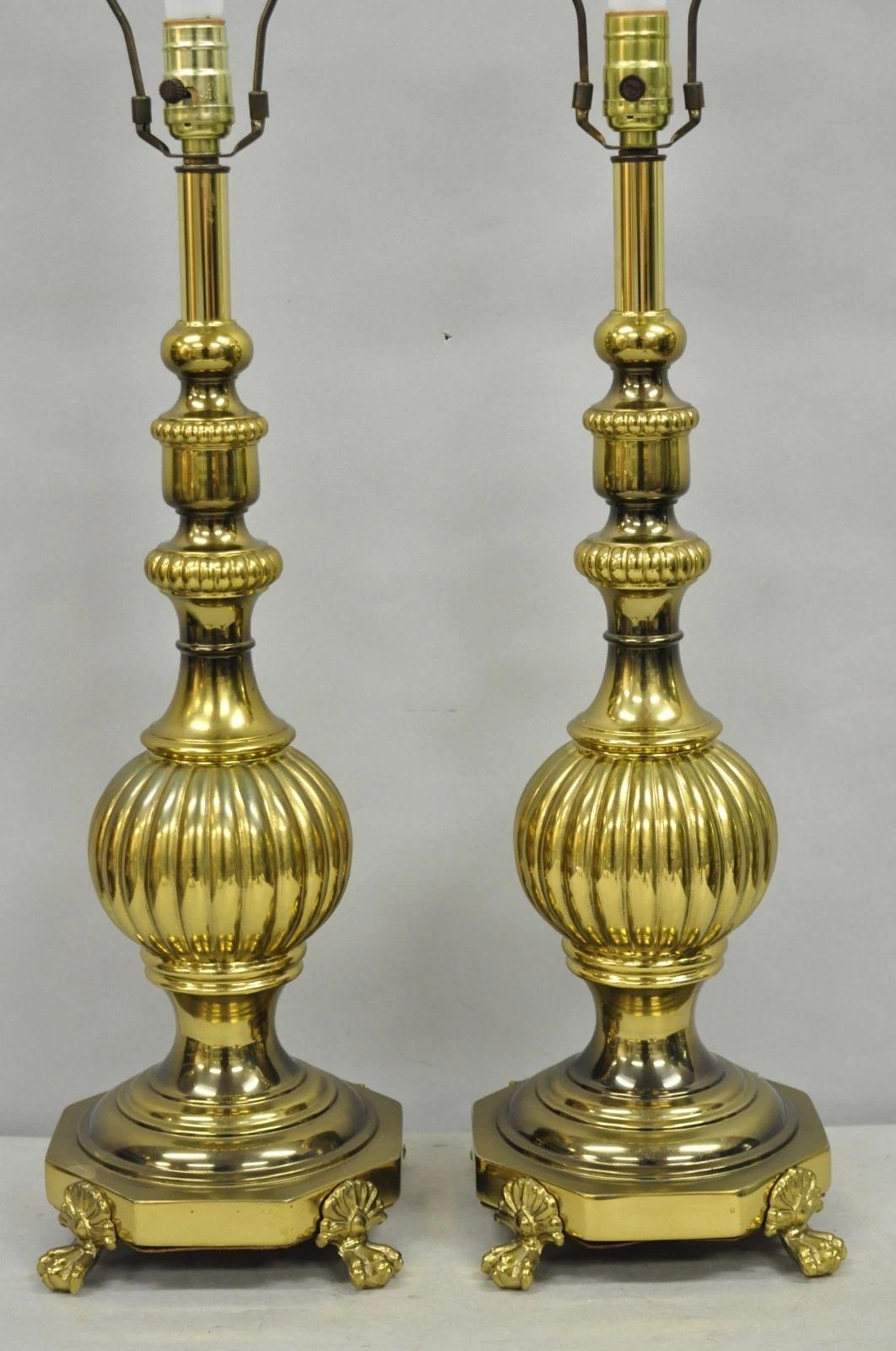 Inconnu Paire de lampes de table à colonne en laiton bruni de style Empire en vente