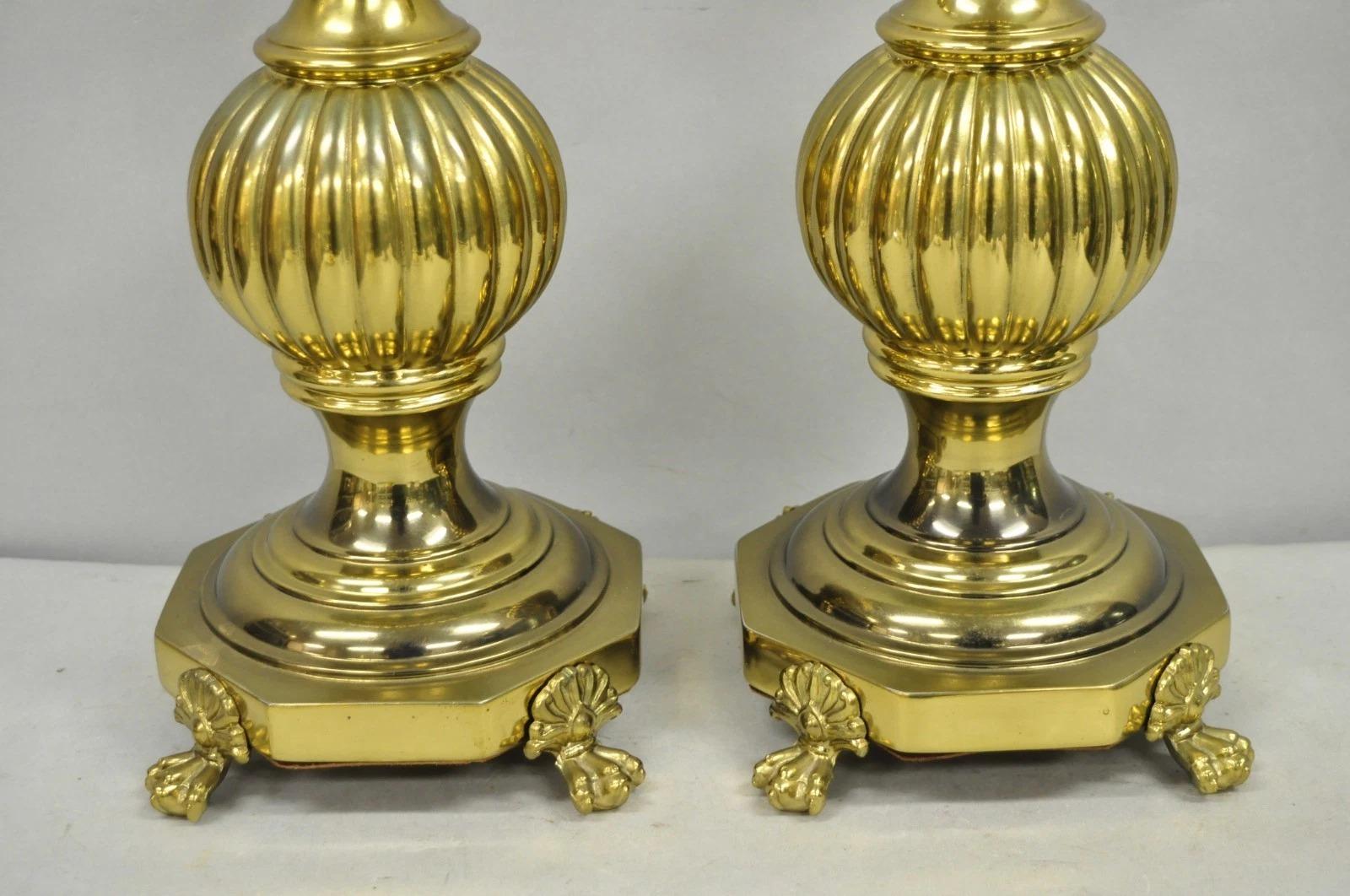 Paire de lampes de table à colonne en laiton bruni de style Empire Bon état - En vente à Philadelphia, PA