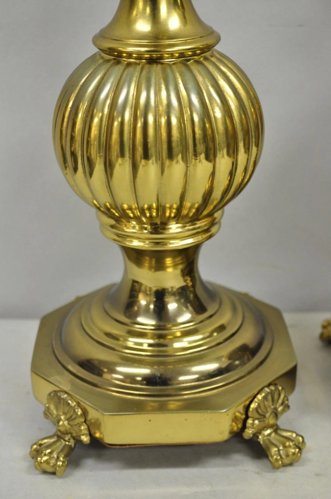 20ième siècle Paire de lampes de table à colonne en laiton bruni de style Empire en vente