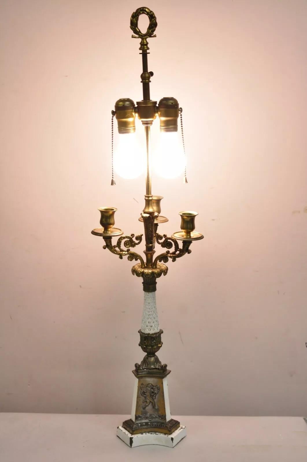 Lampade da tavolo in ottone a candelabro in stile impero francese vintage - una coppia. L'articolo è dotato di 3 portacandele ciascuno, di basi figurative e di una finitura verniciata bianca e distorta. Circa metà del XX secolo. Misure: 32