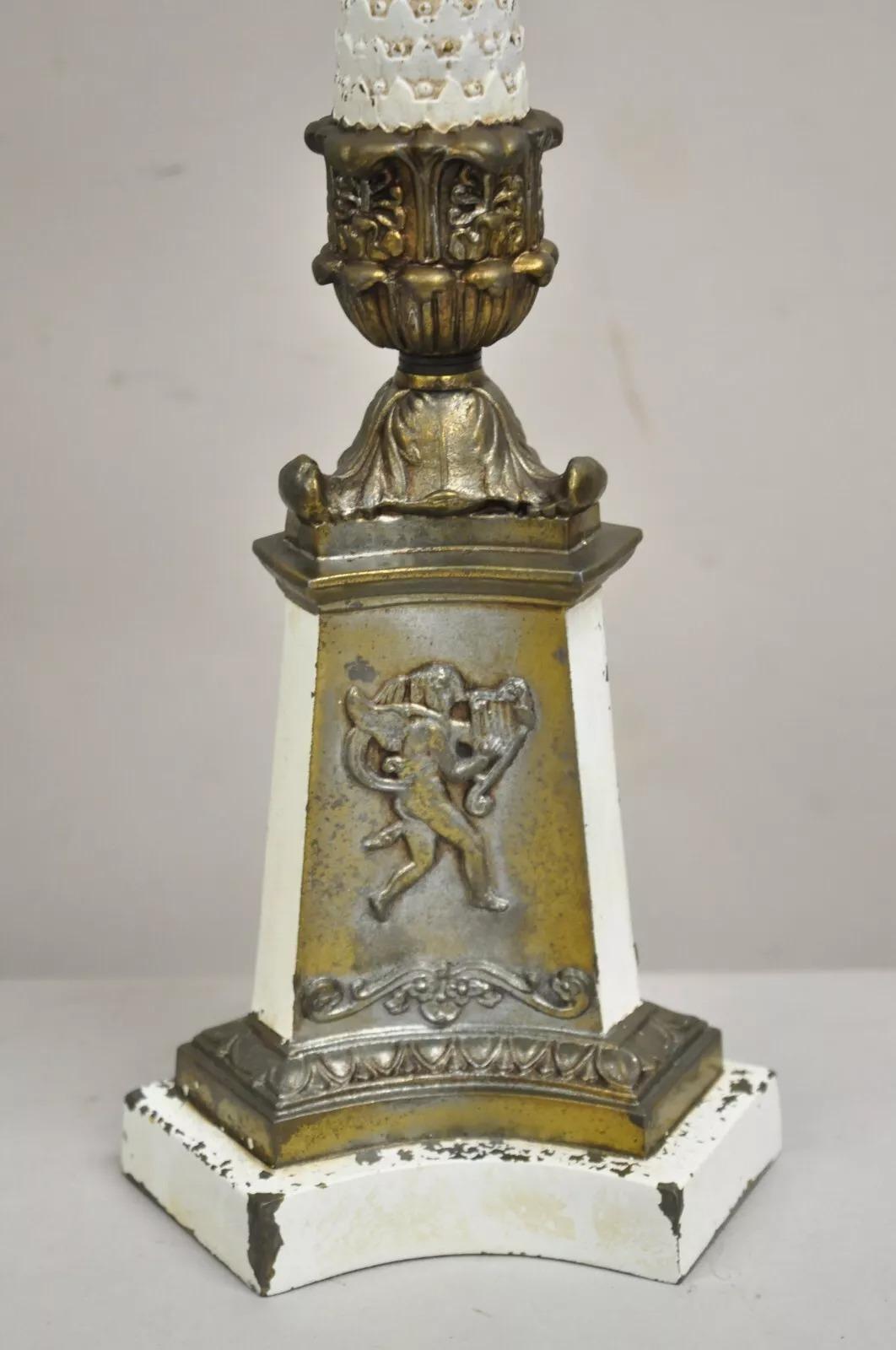 Lampade da tavolo in ottone a candelabro in stile impero francese d'epoca - una coppia In condizioni buone in vendita a Philadelphia, PA