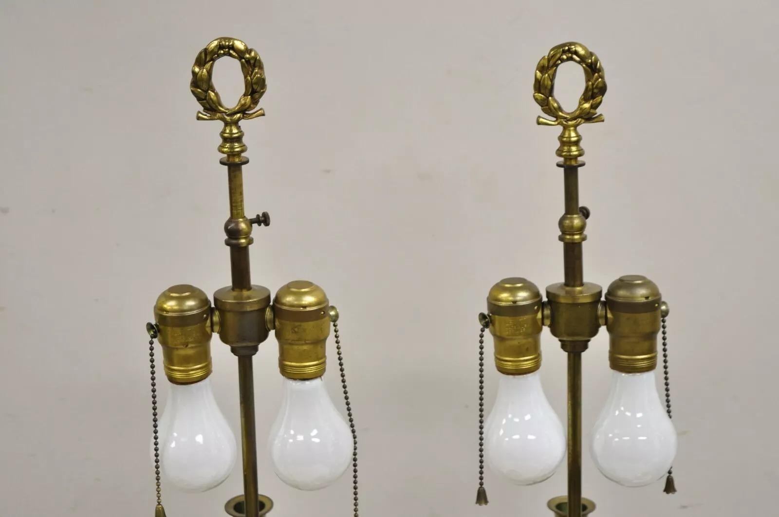 XX secolo Lampade da tavolo in ottone a candelabro in stile impero francese d'epoca - una coppia in vendita