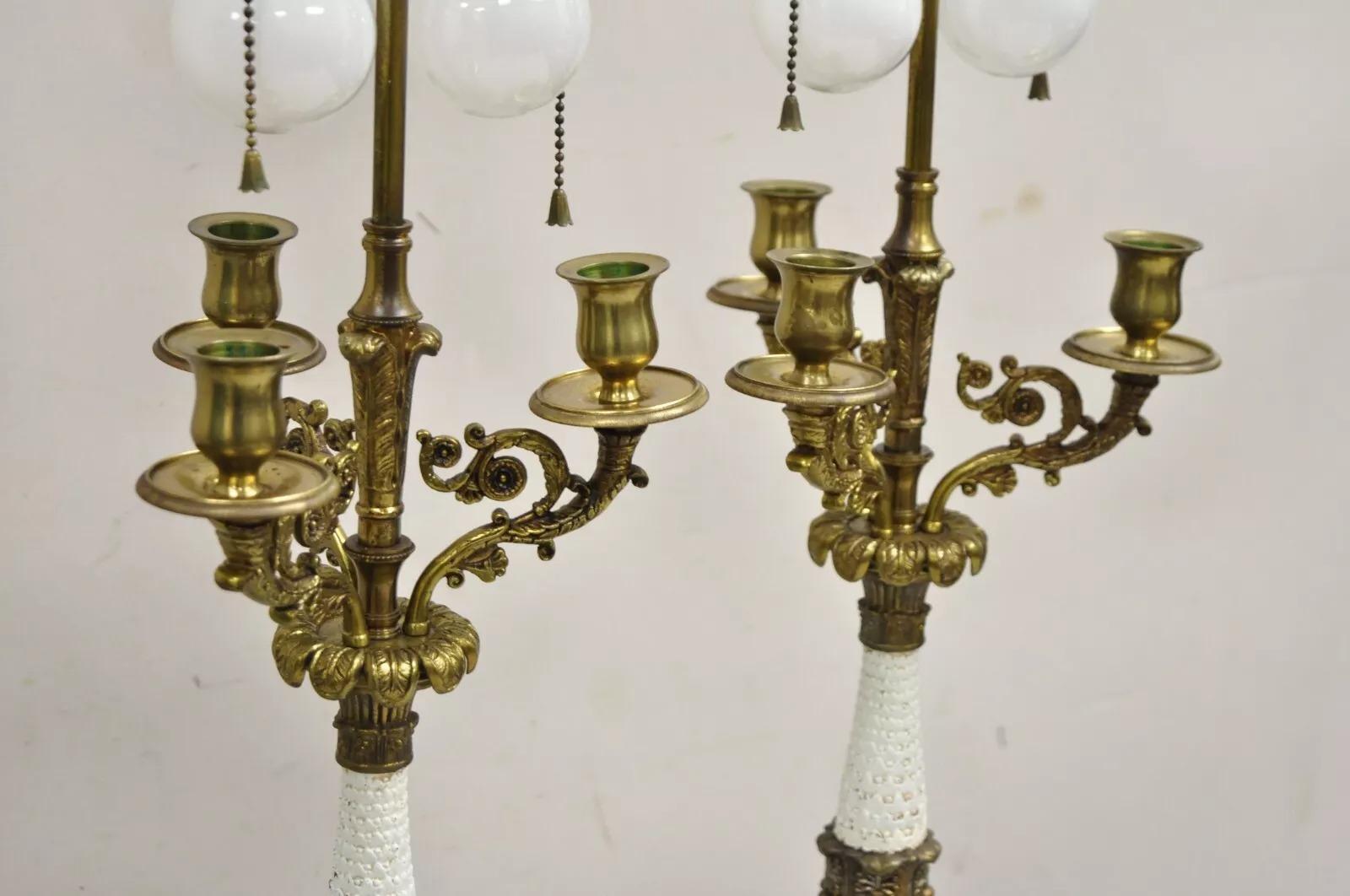 Metallo Lampade da tavolo in ottone a candelabro in stile impero francese d'epoca - una coppia in vendita
