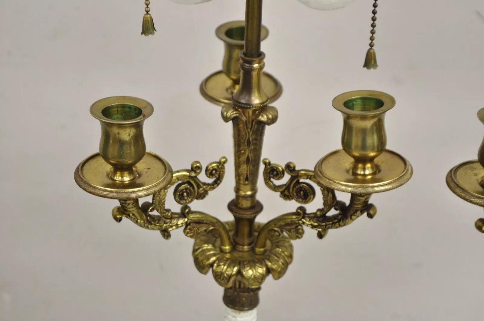 Lampade da tavolo in ottone a candelabro in stile impero francese d'epoca - una coppia in vendita 1