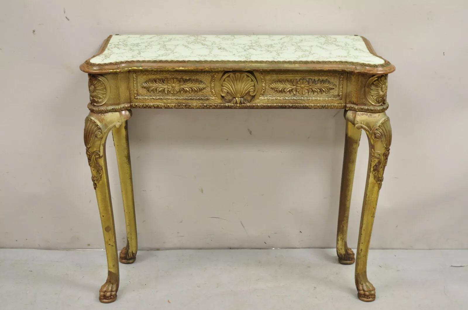 Vintage Französisch Empire-Stil Distressed Gold Giltwood Hall Tisch Konsole. Der Artikel verfügt über eine antike Glasplatte, muschelgeschnitzte Knie, Tatzenfüße und eine gealterte Oberfläche. Circa Mitte des 20. Jahrhunderts. Abmessungen: 33