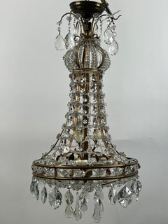 Lustre vintage de style Empire français en bronze doré, avec des étages de cristal et de perles