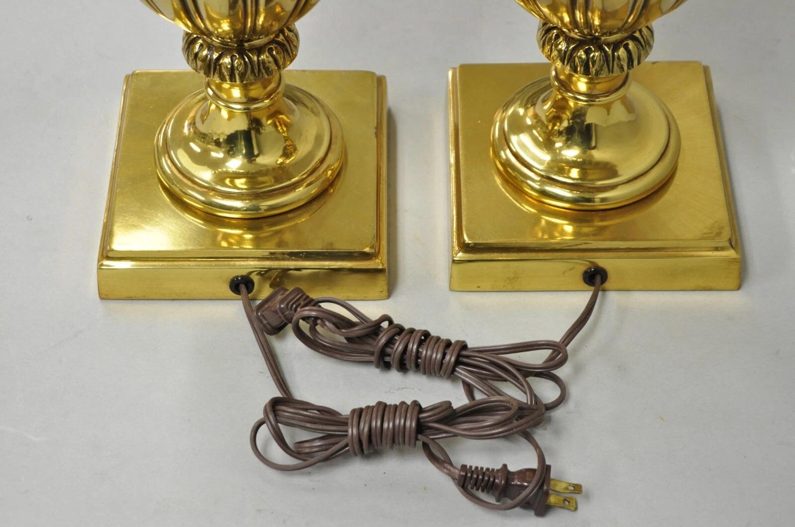 Lampade da tavolo a forma di urna in metallo dorato e ottone in stile impero francese d'epoca - una coppia in vendita 3