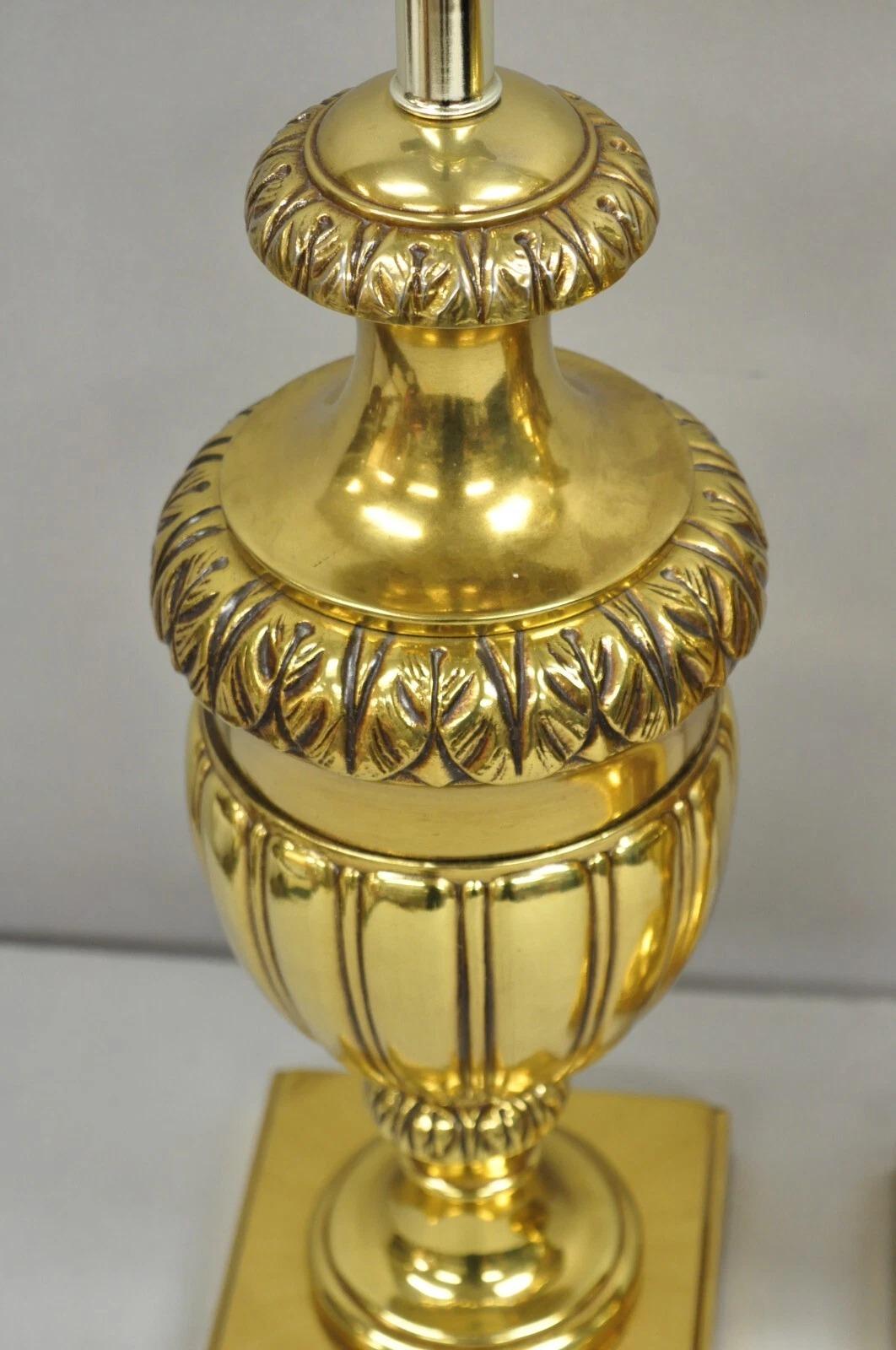 Lampade da tavolo a forma di urna in metallo dorato e ottone in stile impero francese d'epoca - una coppia in vendita 4