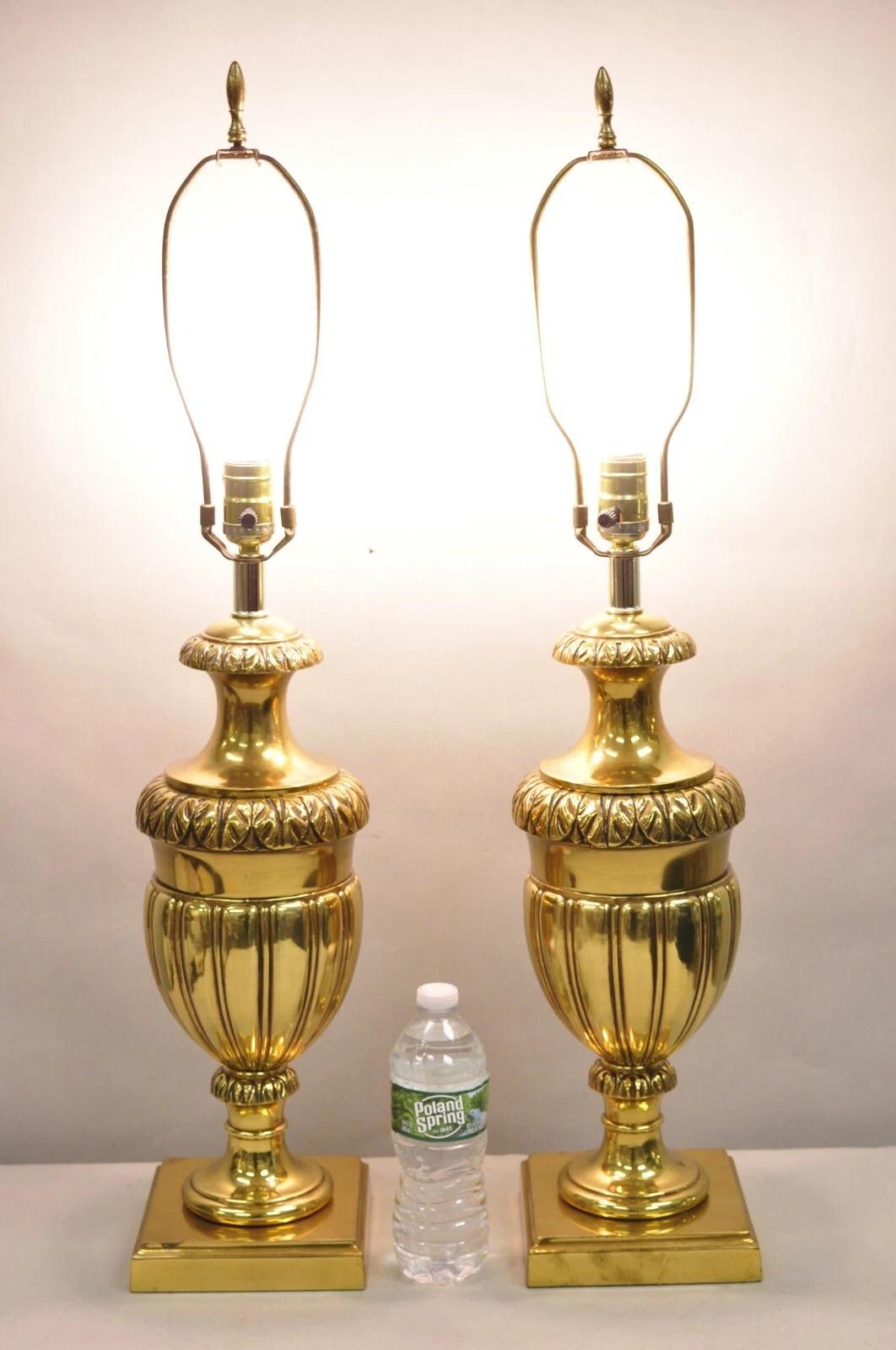Lampade da tavolo a forma di urna in metallo dorato in stile impero francese vintage - una coppia. Circa alla fine del XX secolo. Misure: 32