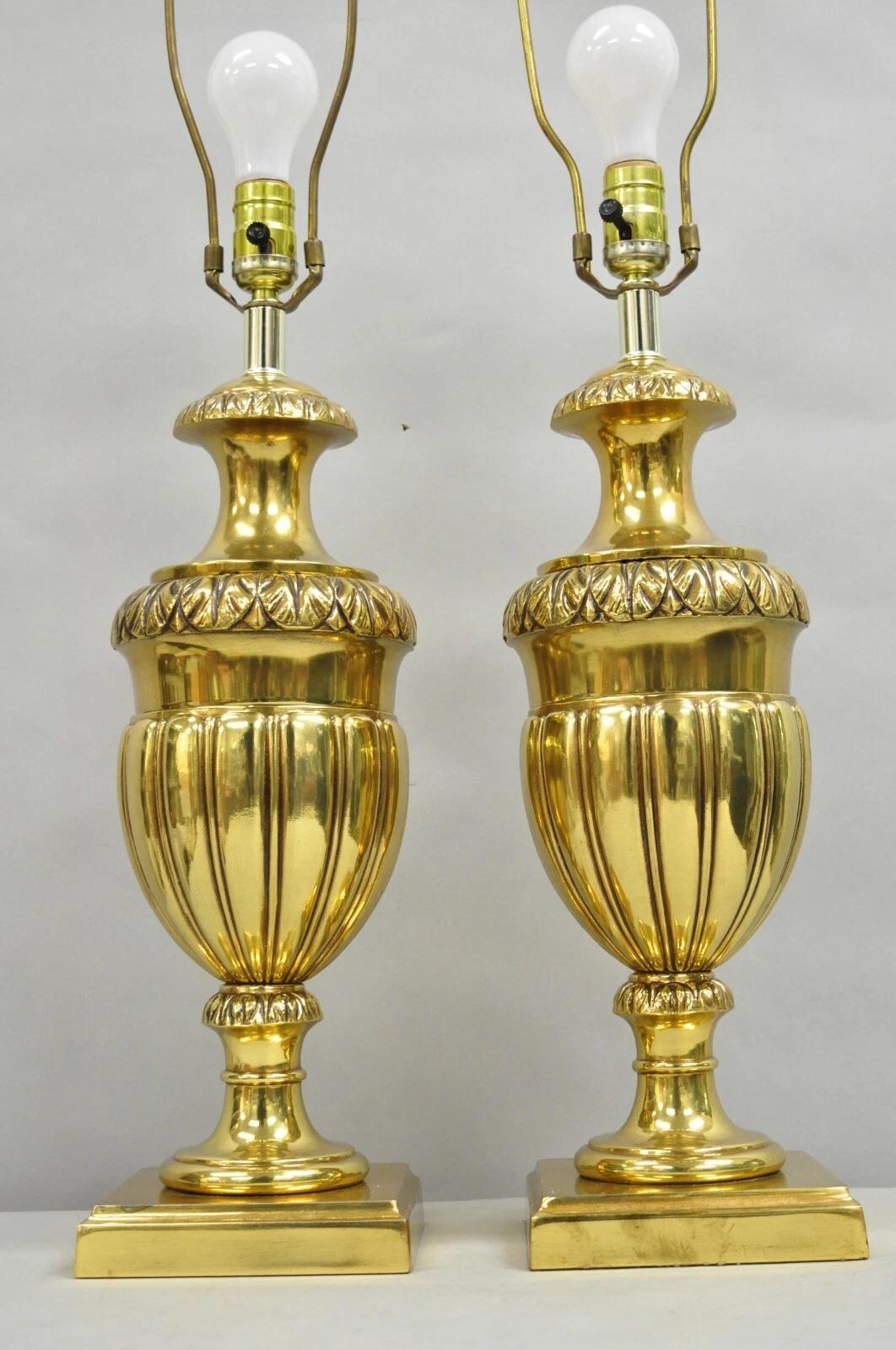 Neoclassico Lampade da tavolo a forma di urna in metallo dorato e ottone in stile impero francese d'epoca - una coppia in vendita