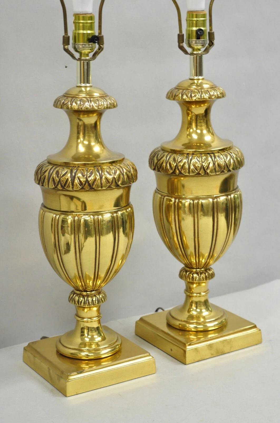 Sconosciuto Lampade da tavolo a forma di urna in metallo dorato e ottone in stile impero francese d'epoca - una coppia in vendita