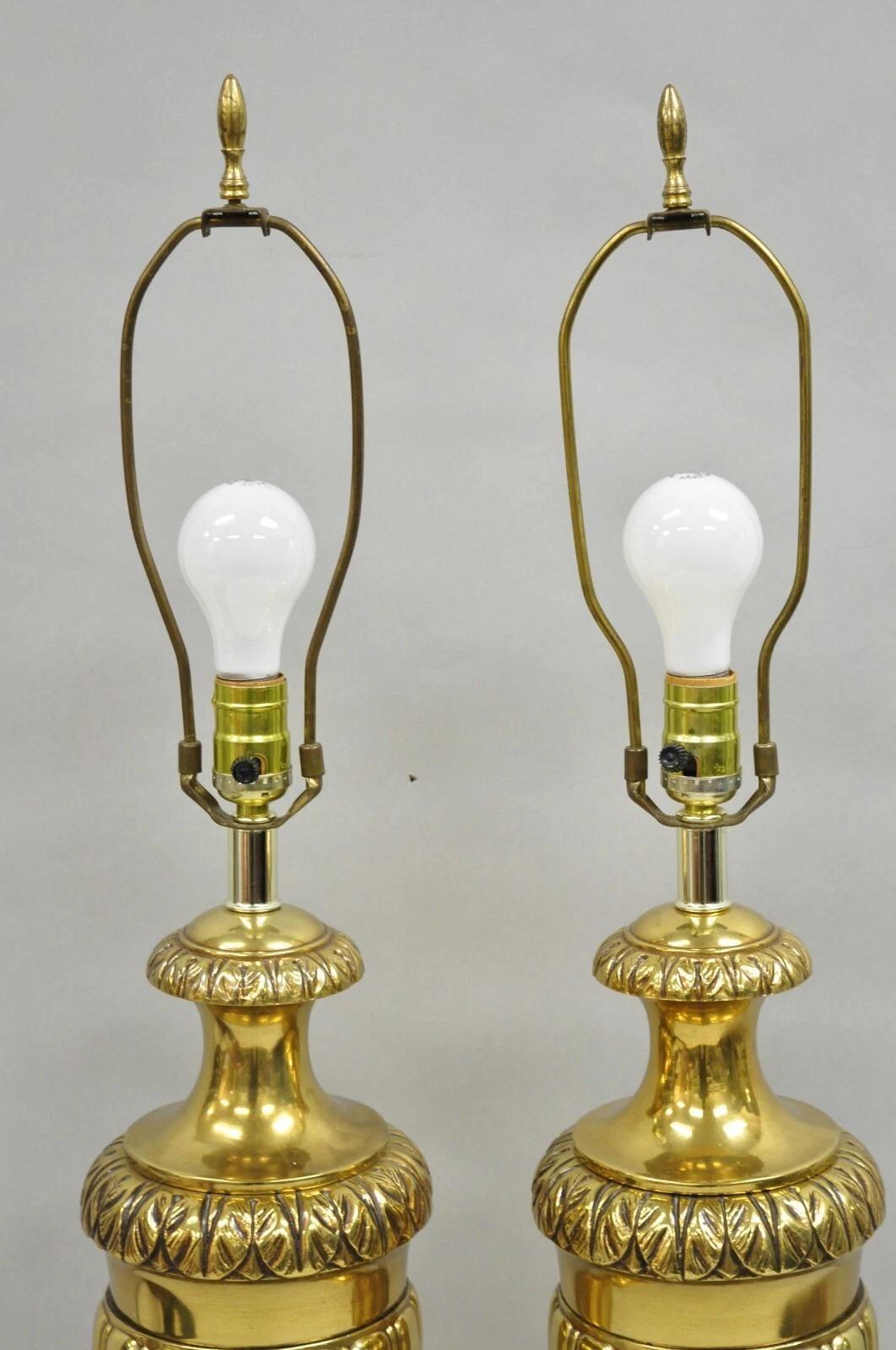 Lampade da tavolo a forma di urna in metallo dorato e ottone in stile impero francese d'epoca - una coppia In condizioni buone in vendita a Philadelphia, PA