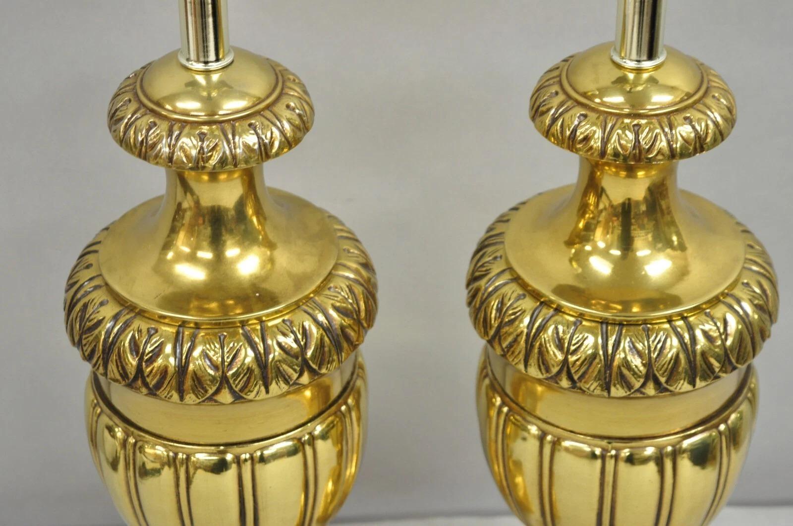 XX secolo Lampade da tavolo a forma di urna in metallo dorato e ottone in stile impero francese d'epoca - una coppia in vendita