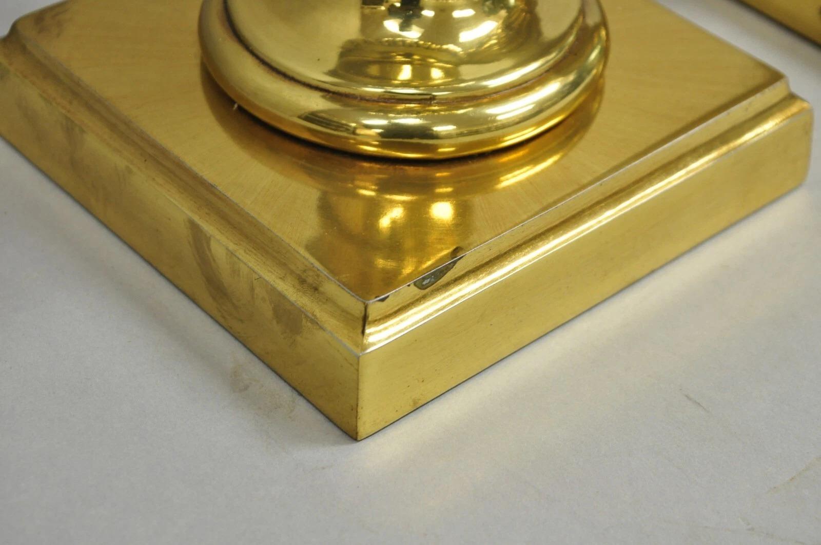 Lampade da tavolo a forma di urna in metallo dorato e ottone in stile impero francese d'epoca - una coppia in vendita 1