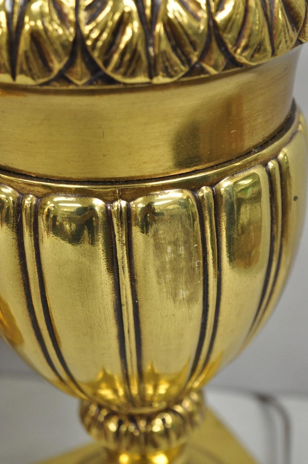 Lampade da tavolo a forma di urna in metallo dorato e ottone in stile impero francese d'epoca - una coppia in vendita 2