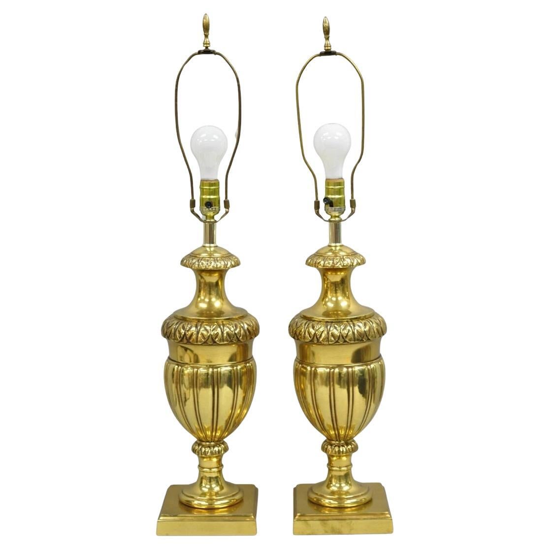 Lámparas de mesa de metal dorado en forma de urna de estilo Imperio francés vintage - un par