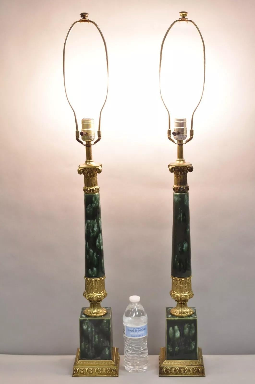 Paire de lampes de table à colonne en porcelaine peinte en vert et fausse malachite, de style Empire. Circa Mid 20th Century. Dimensions : 36,5