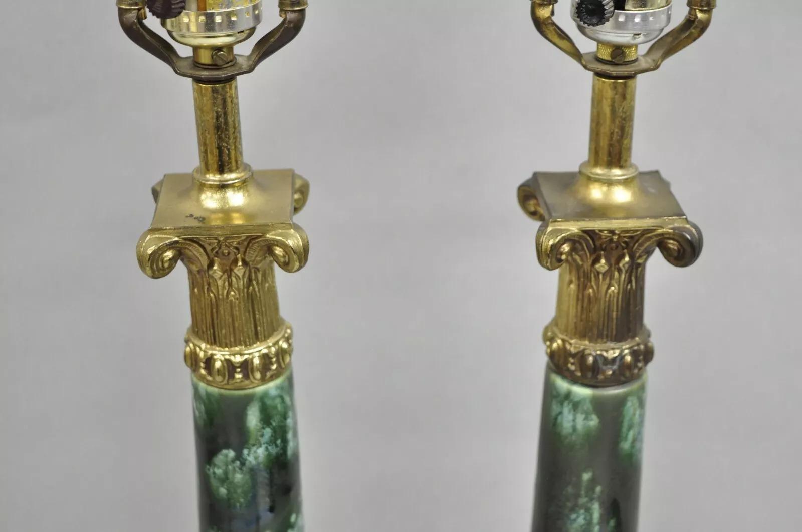 Autre Paire de lampes de table à colonne en porcelaine peinte en vert, de style Empire. en vente