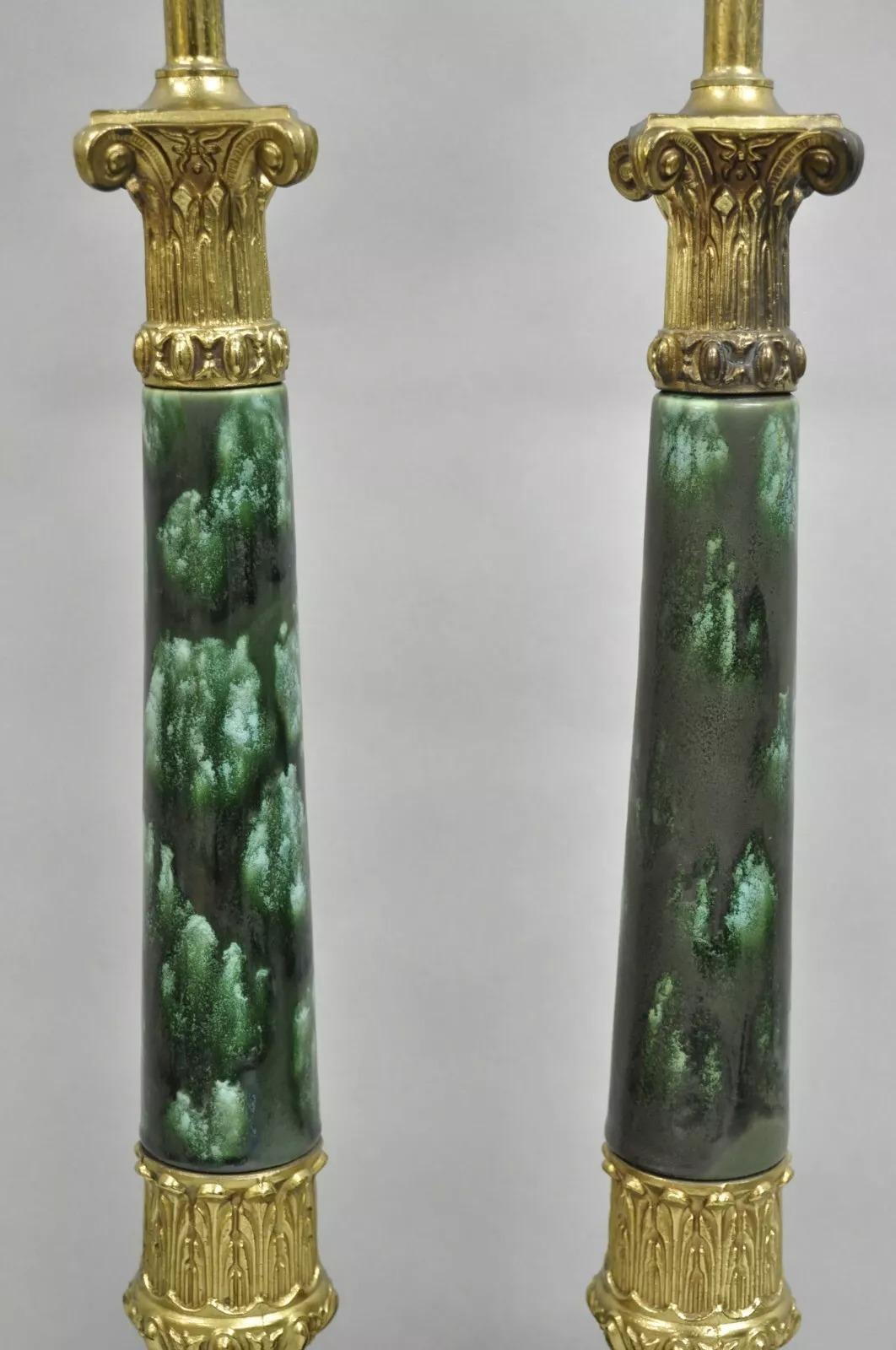 Inconnu Paire de lampes de table à colonne en porcelaine peinte en vert, de style Empire. en vente