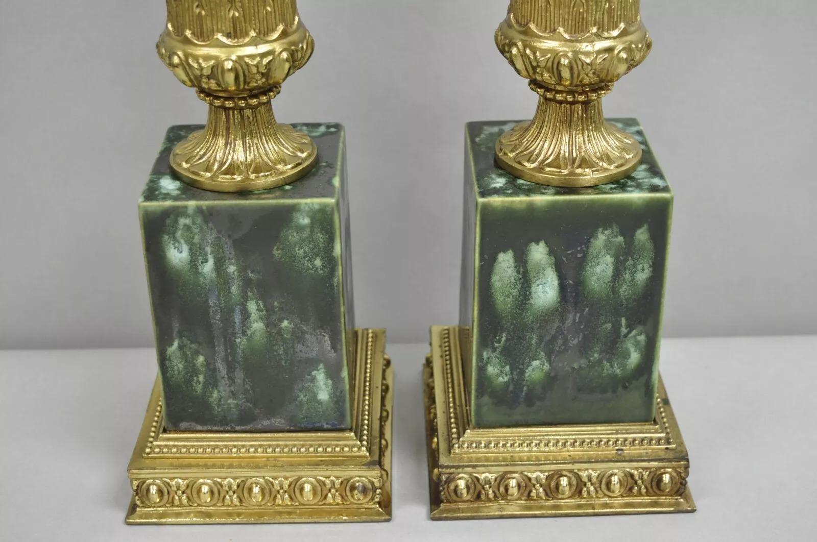 Paire de lampes de table à colonne en porcelaine peinte en vert, de style Empire. Bon état - En vente à Philadelphia, PA
