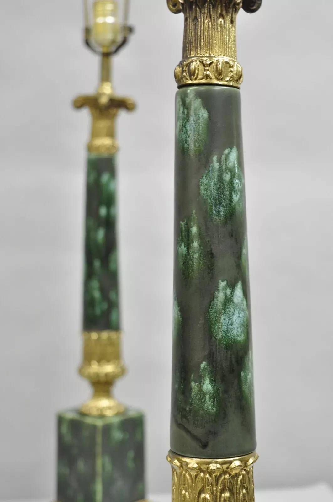 20ième siècle Paire de lampes de table à colonne en porcelaine peinte en vert, de style Empire. en vente