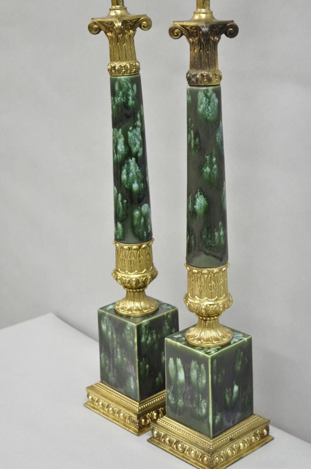Paire de lampes de table à colonne en porcelaine peinte en vert, de style Empire. en vente 1