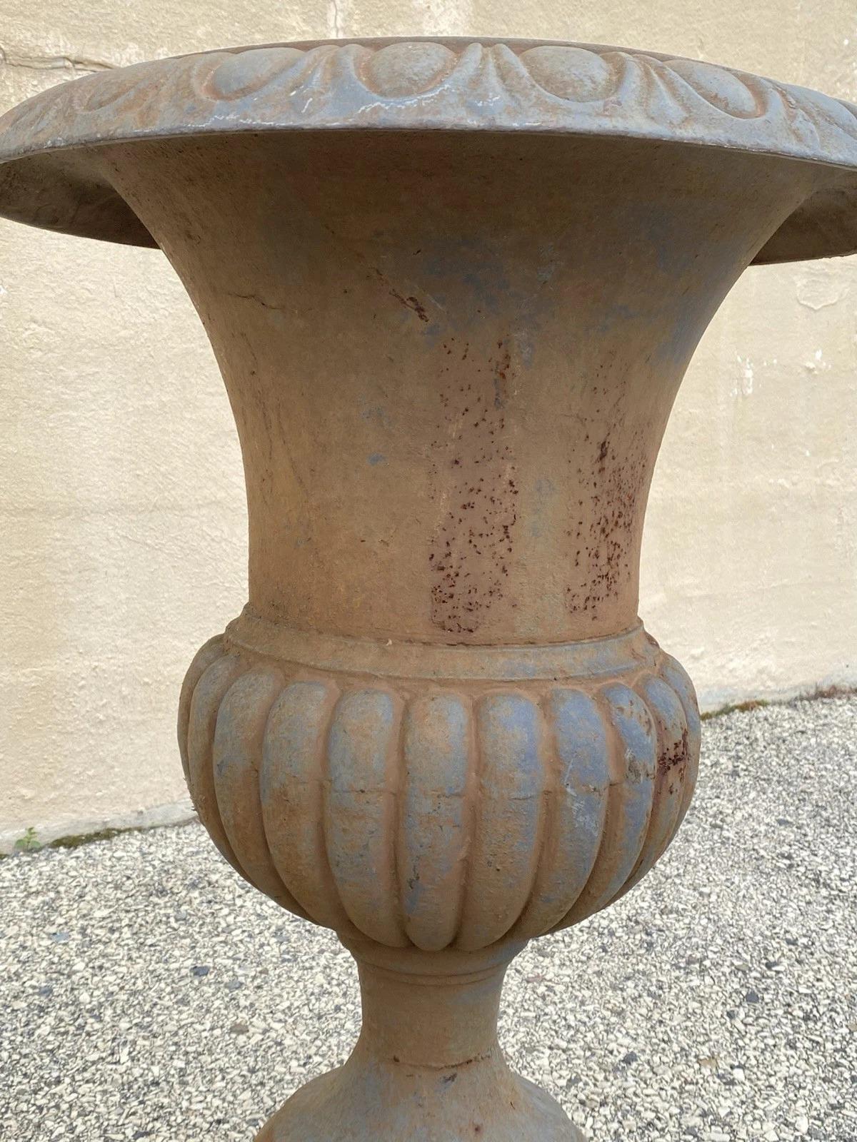Jardineras grandes de hierro fundido con forma de urna de 30