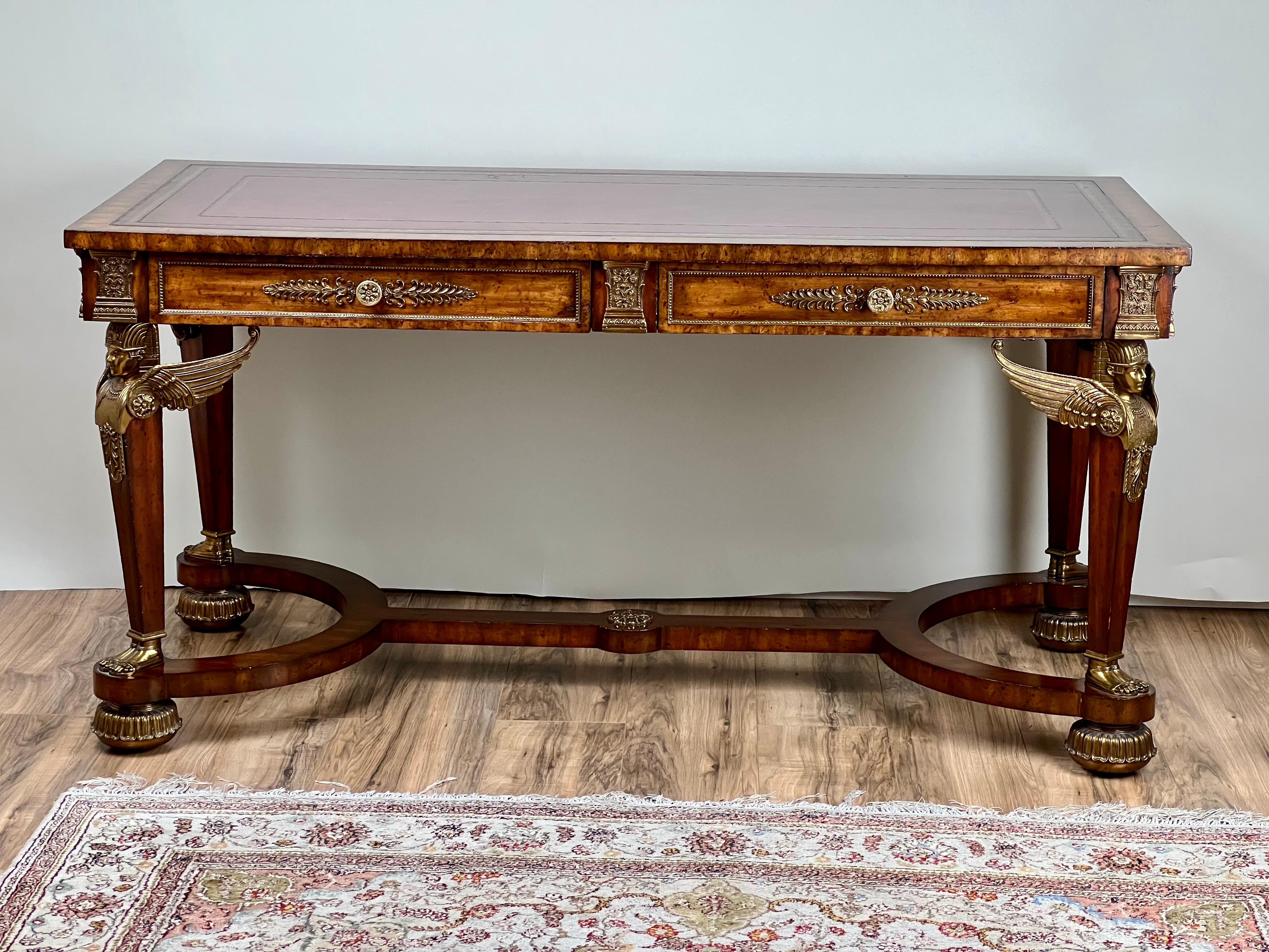 Dieser bemerkenswerte Partnerschreibtisch im Vintage-Stil von Maitland Smith zeigt die Grandeur des französischen Empire-Stils, neu interpretiert für moderne Raffinesse. Der aus reich gemasertem Mahagoni gefertigte Schreibtisch mit aufwändigen